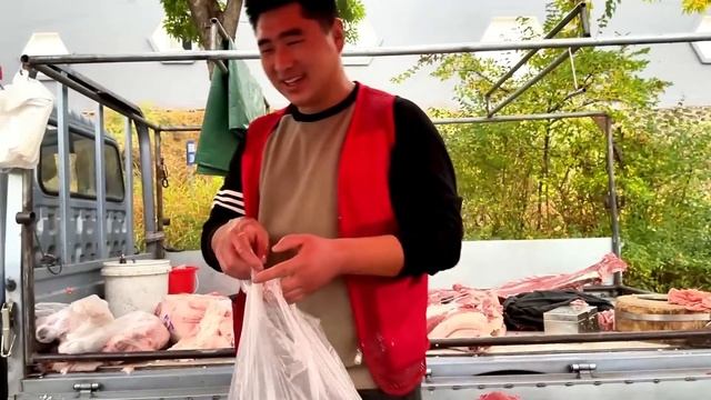 600磅的大猪!大哥一个人就买了两大袋猪肉。排骨早早的就卖光了。