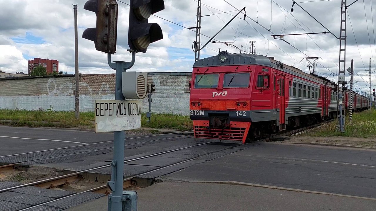 Электричка ЭТ2М на железнодорожном переезде в Петербурге