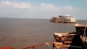 Столкновение буксира с речным пассажирским теплоходом и его опрокидывание и затопление