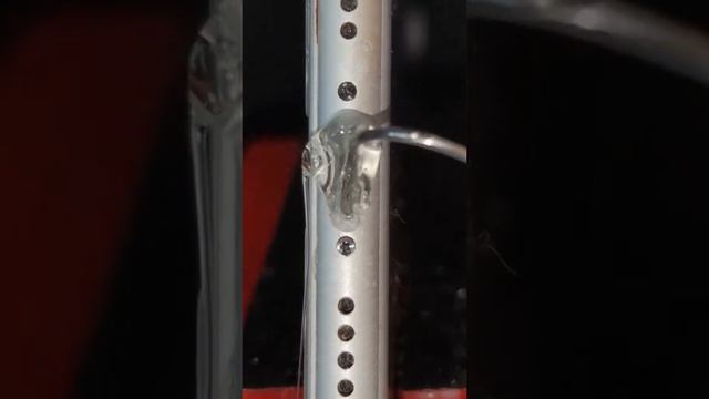 Хитрости уборки. Клеевые стержни помогут и тут😁👍