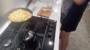 Захотелось жареной картошки, да с хрустящими огурцами! Ум отъешь 👍