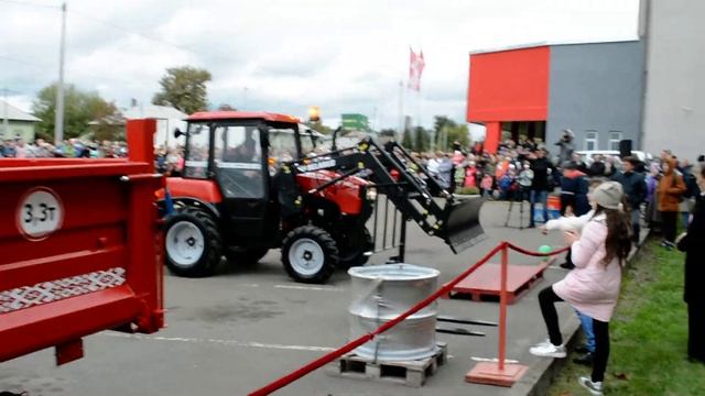 Соревновались на тракторах, сажали деревья, запускали шарики. Часть 1 смотреть онлайн