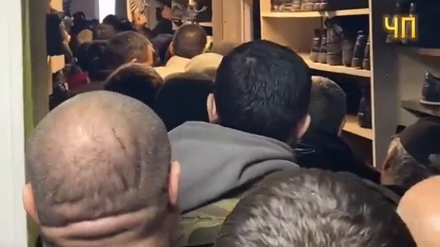 "ТЫ КТО ПО НАЦИИ?! ЖАРКО БУДЕТ! СКАЖИ СВОИМ - УЕЗЖАЙТЕ!" В Туве продолжается БУНТ ПРОТИВ МИГРАНТОВ смотреть онлайн