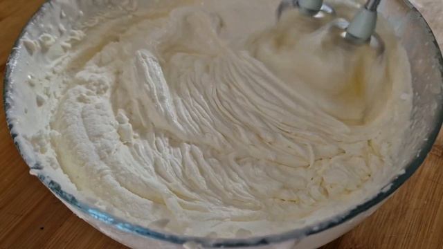 Ciasto bez pieczenia z truskawkami