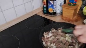 Говяжья печень в сметанном соусе. Быстро и вкусно!