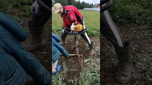 Бурим ямы под столбы #shots смотреть онлайн