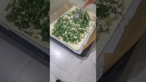 Пирог из слоеного бездрожеввого теста со шпинатом и сыром фета