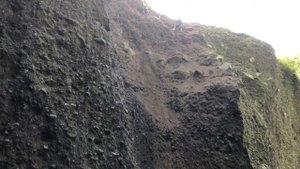 Строительство, шахтёры продолжают добывать песок и сбрасывать с утёсов