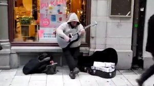 уличный певец.