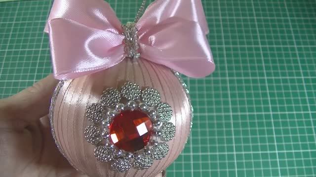 Ёлочное украшение из шара и лент .Ёлочная игрушка.