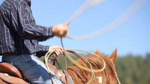 COWBOY HOLDING A LASSO WHILE SITTING ON HIS HORSE 4K