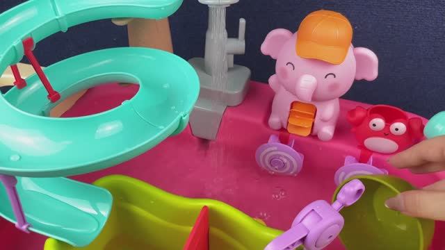 Развивающие игрушки. Игровой набор "Милый ребенок играет в воде". Для малышей мультики. Игры смотреть онлайн