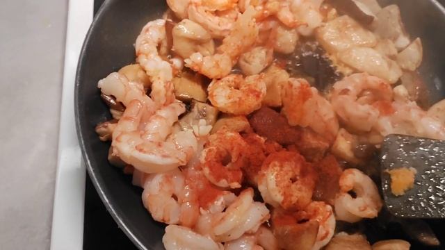 Паста с грибами и креветками!  СОУС ОГОНЬ 😛#рецепты #пастарецепт#соус#морепродукты #pasta#seefood