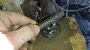 Как извлечь наглухо закисшую пробку (крышку) шкворня на грузовике?