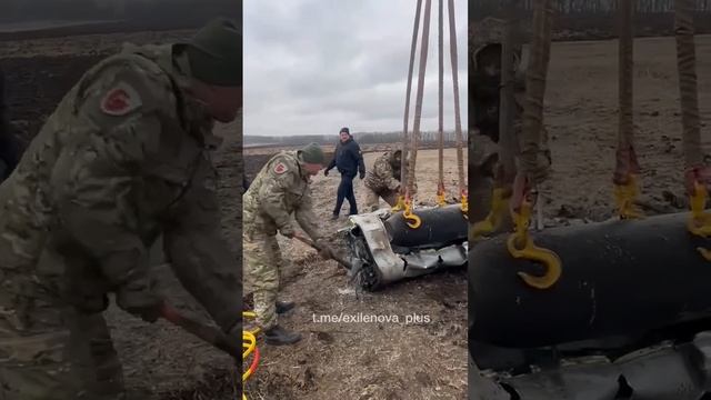 🙈 Украинские солдаты пытают кувалдой ракету Х-101, сбитую во время вчерашнего удара.