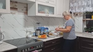 САЛАТЫ сделала. С вами ПОБОЛТАЛА. КОНВЕРТЫ испекла.