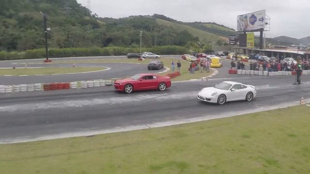 Porsche 911 Carrera vs Camaro смотреть онлайн