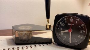 Звук пиканья будильника пи-пи-пи настольных электронных маленьких часов