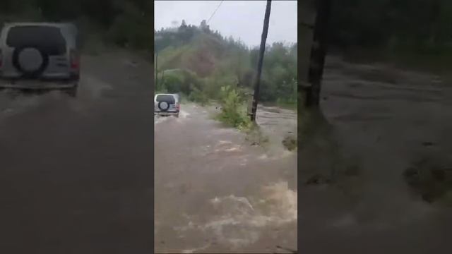 Разлив реки Большая Сатка в п. Магнитский 27.07.2024 смотреть онлайн