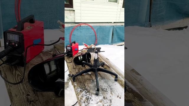 Как починить чёрное крутячийся офисное кресло ?)