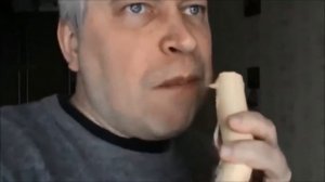Геннадий Горин ест банан
