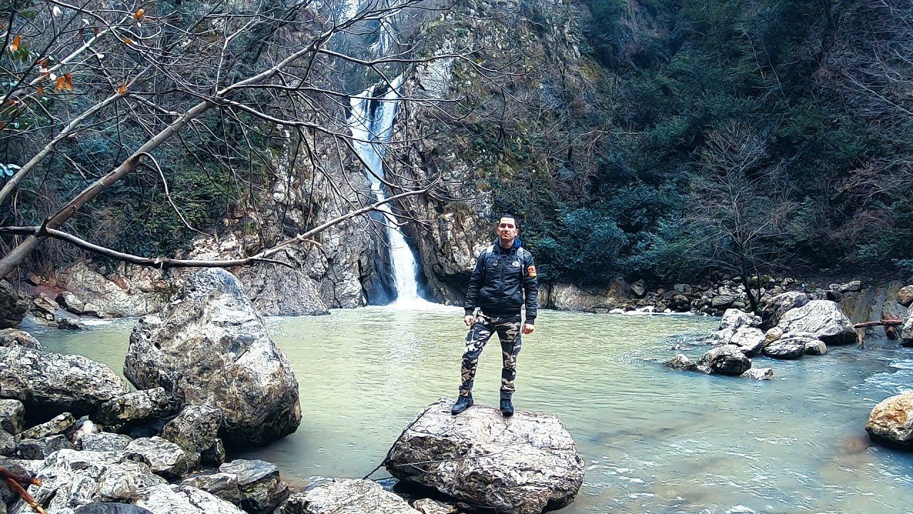Водопад в горах сочи. Ачипсинские водопады Сочи. Орлиная скала Лермонтово. Гора Ахун водопады. Водопад в скалах