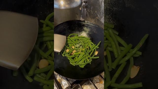 Cooking Green String Beans with Garlic