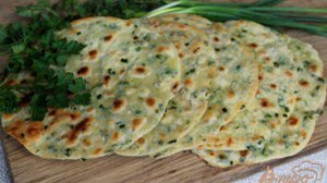 Лепешки с зеленым луком и петрушкой.