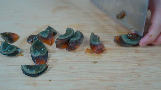 皮蛋不要只会凉拌吃，青椒和皮蛋一起炒，真的不是黑暗料理，而是一道特别好吃的农家菜：青椒炒皮蛋、虎皮青椒炒皮蛋、小炒青椒皮蛋。青椒怎么炒才入味？皮蛋怎么炒才不涩口?香辣入味不涩口特别下饭#皮蛋#炒皮蛋