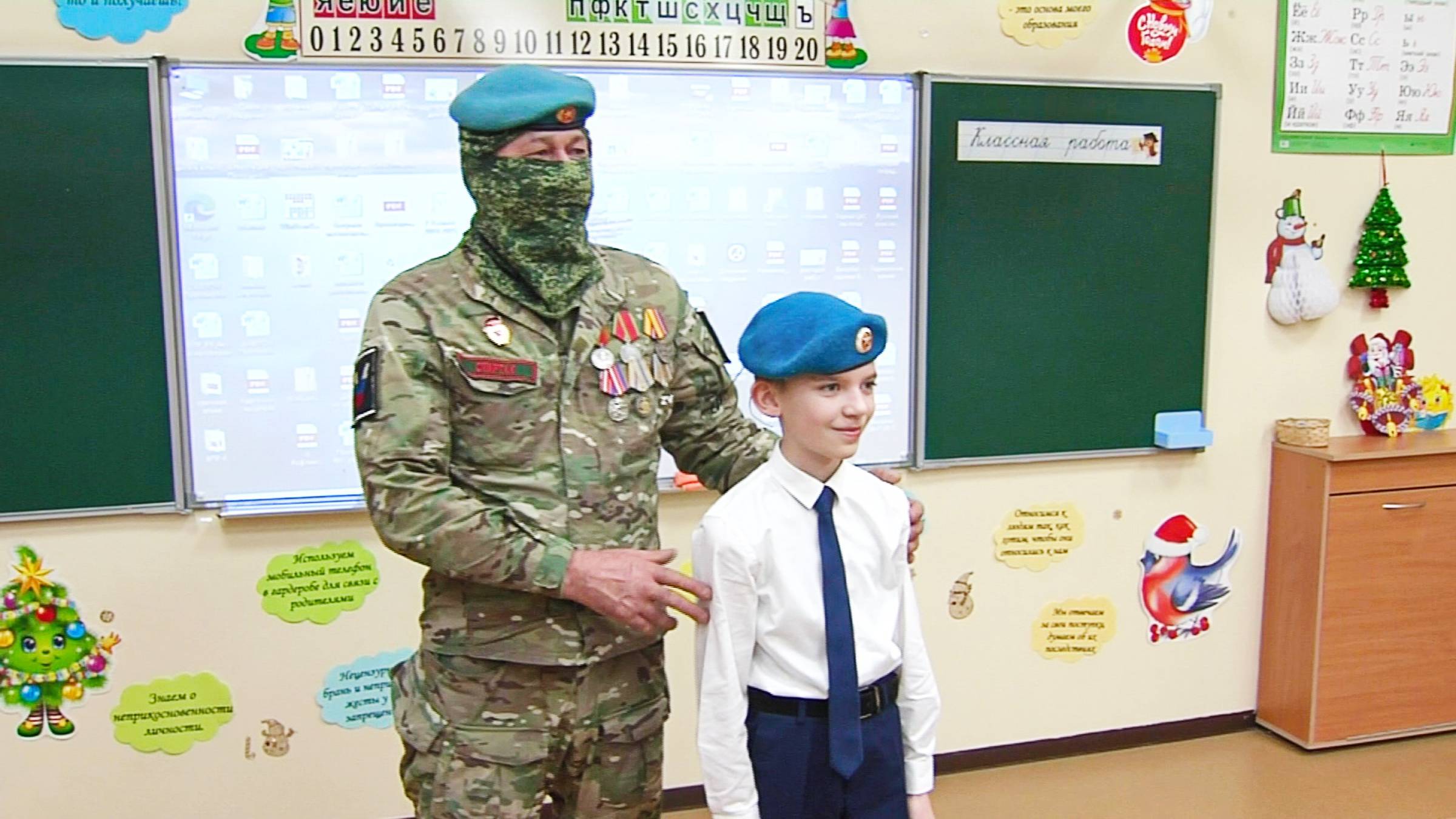 Боец СВО подарил голубой берет сургутскому школьнику