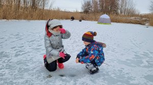 Соня ловит, а Мирон? Дети ПЕРВЫЙ РАЗ на ЗИМНЕЙ РЫБАЛКЕ! Что поймают дети на рыбалке?