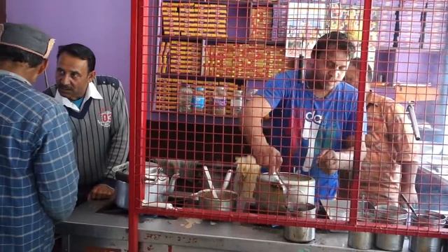 Процесс приготовления пищи в Наггаре (местная dhaba) смотреть онлайн