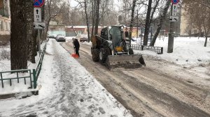 (12+) Сугробам – нет! В Мытищах продолжается уборка улиц и дворов