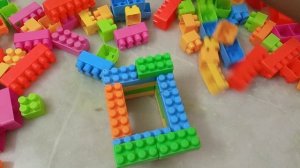 Строим домик с дымоходом из кубиков лего! Играем вместе с детками! Блоки LEGO Для детей! Игры для д