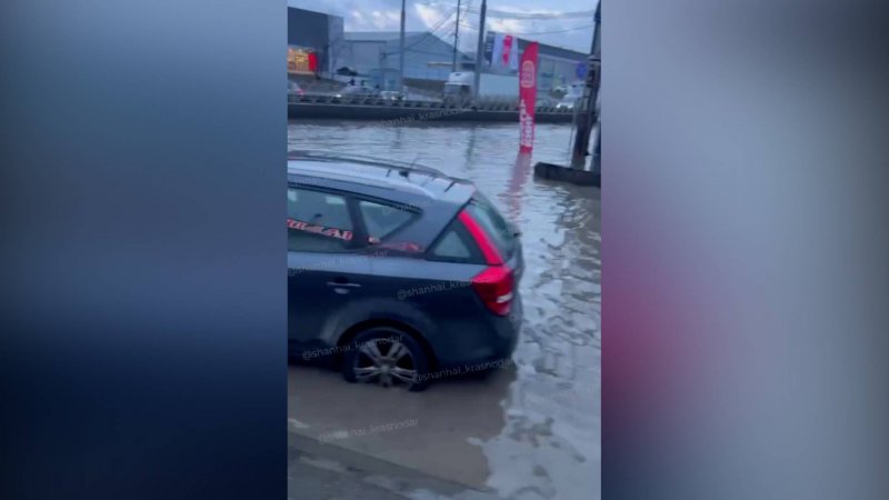 В Краснодаре после дождя подтопило улицу Московскую, маршрут автобусов изменился