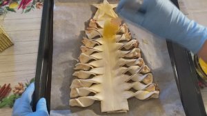 НОВОГОДНЯЯ  елочка из слоеного теста.