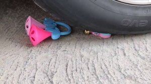 Машина Давит Предметы ЭКСПЕРИМЕНТЫ под колесом машины АСМР Experiment Car vs candy.