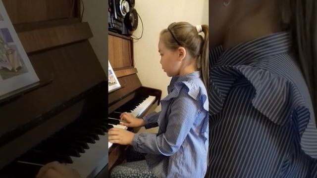 Игра на фортепиано из сборника "Кроха-музыкант " смотреть онлайн