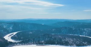 Посёлок Манский и его окрестности с высоты птичьего полёта: Горы, река Мана и сибирские леса
