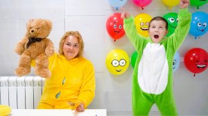 Играем в аттракцион ребенок  взрывает шарики и получает подарки