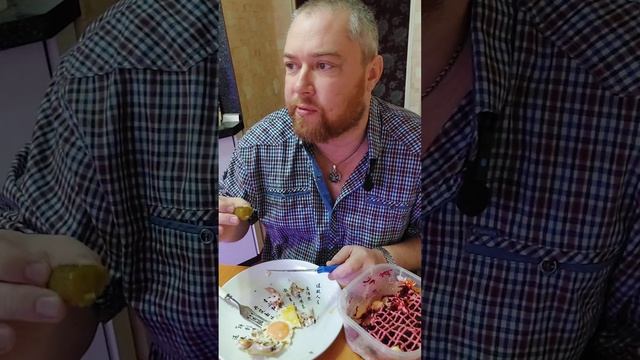 Мукбанг, яичница и салат шуба. О учениках в 90е годы. #еданакамеру #мукбанг #мукбангроссия