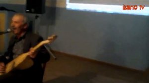 На пандуре поет Курбанмагомед