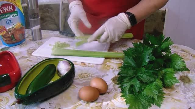 Самый простой, вкусный и полезный салат из черешков сельдерея.