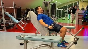 Махи гантель в сторону - назад сидя