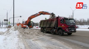 Более 530 самосвалов снега вывезли за сутки снегопада с улиц Череповца