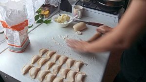 Воскресный день.Леплю вареники.
