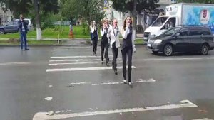Прямо на пешеходном переходе спел ансамбль Павла Шаромова в Бердске