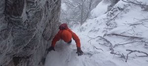 Самый сложный и опасный подъем на гору Ангар-бурун зимой, напрямик через скользкие скалы.