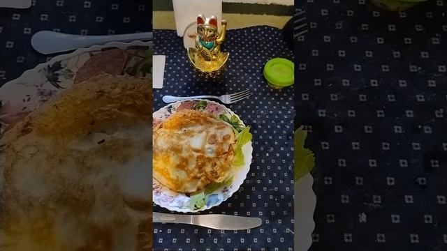 Вкусный завтрак облачный омлет с колбасой ням-ням