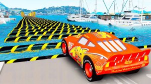 СМОЖЕТ ЛИ МОЛНИЯ МАКВИН ПРОЕХАТЬ ЛЕЖАЧИЕ ПОЛИЦЕЙСКИЕ в ГТА 5 МОДЫ - ЭКСПЕРИМЕНТЫ в GTA 5 MODS